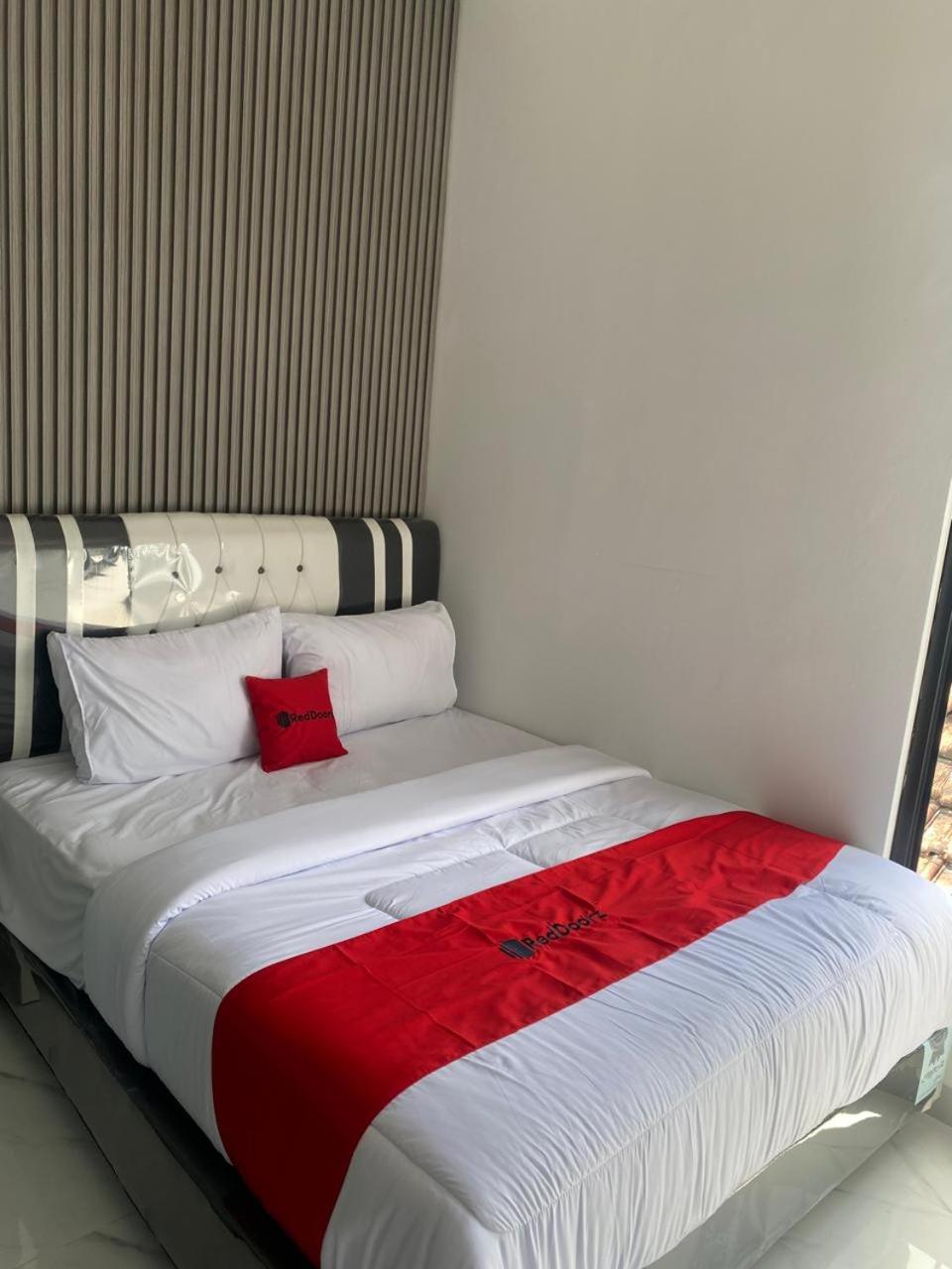 Hotel Reddoorz Syariah At Jl Pangeran Hidayatullah Cianjur Exterior foto